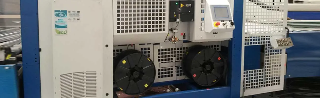 Línea de converting con estructura azul, bobinas y armario de control automatizada por Autymat