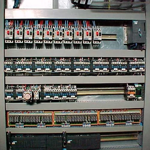 Interior de un armario eléctrico de maniobra montado y conexionado por Autymat