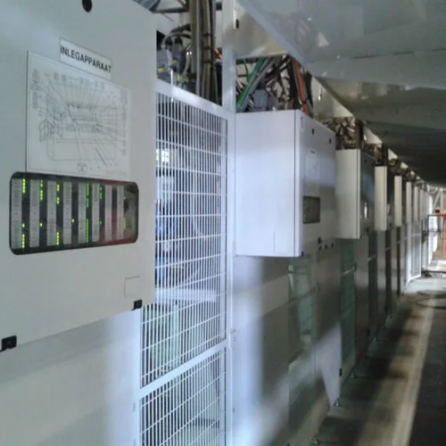 Armarios eléctricos de una línea de producción instalados en planta por Autymat