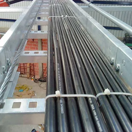 Bandeja portacables con tendido de mangueras multifilares en una instalación industrial
