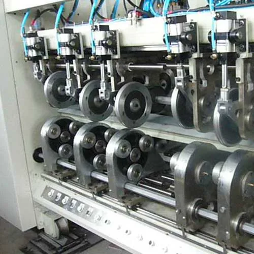 Estación de corte con cuchillas circulares y accionamientos neumáticos en máquina de converting