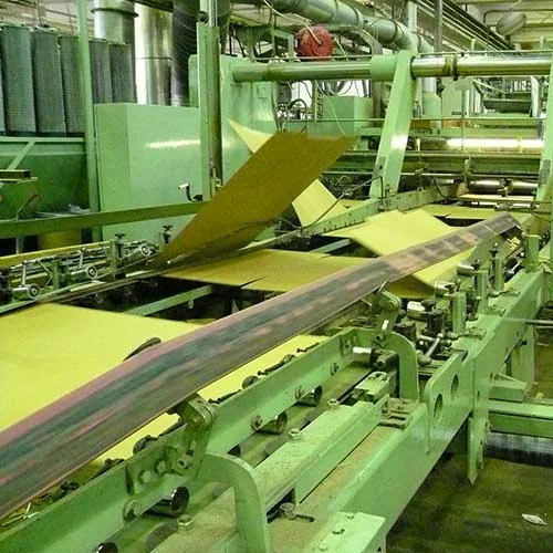 Línea onduladora procesando plancha de cartón en una planta de artes gráficas