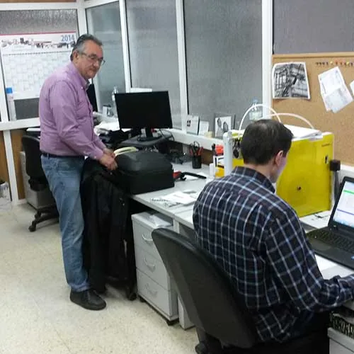 Técnicos de Autymat trabajando en la oficina técnica en el diseño de un proyecto de automatización