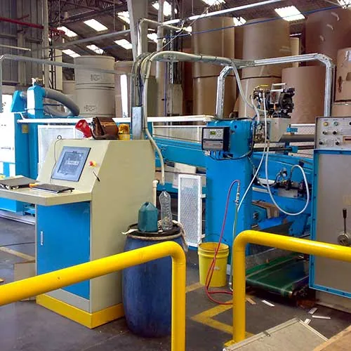 Instalación con bobinas de papel y máquina modernizada en una planta de manipulado