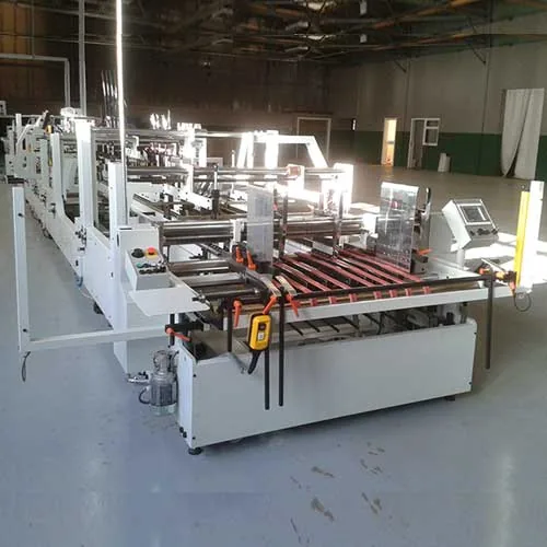 Línea plegadora-encoladora instalada y puesta en funcionamiento en nave industrial